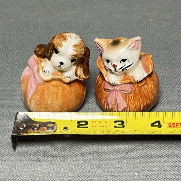 Vntg Salt & Pepper Shakers Cat and Dog in Sack Shaker Set-Anthropomorphic-Kitsch - Picture 8 of 8